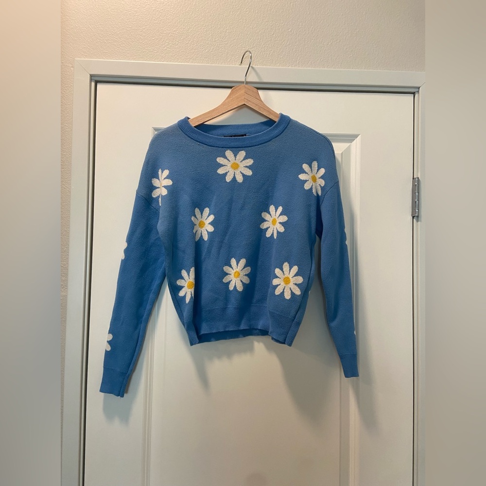 women’s blue and white daisy sweater